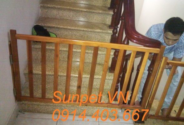 chắn cửa chó mèo bằng gỗ