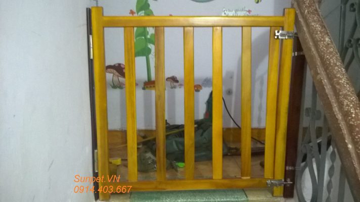 chắn cửa chó mèo bằng gỗ