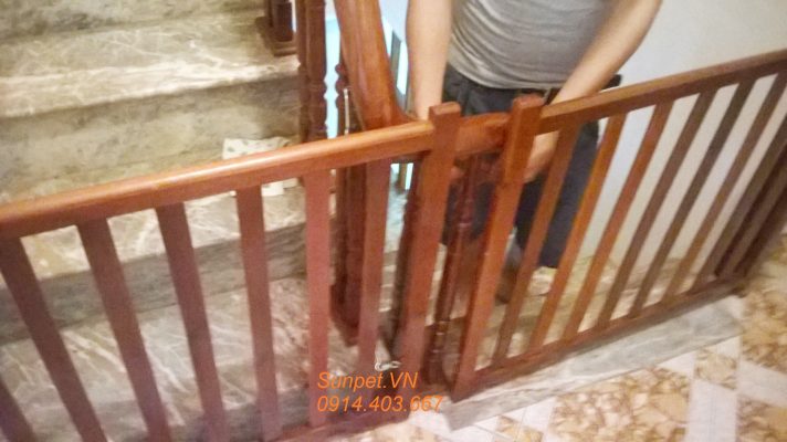 chắn cửa chó mèo bằng gỗ