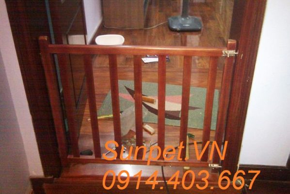 chắn cửa chó mèo bằng gỗ